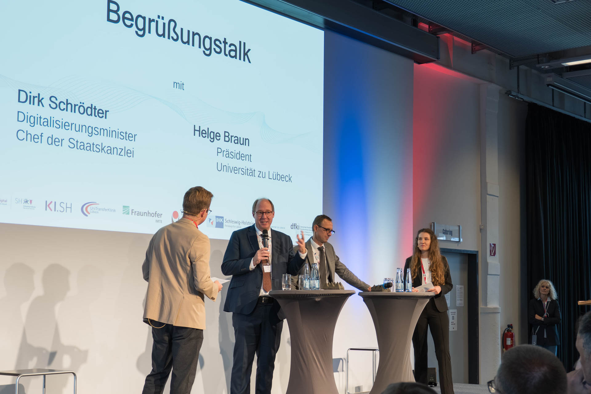 Linus Prinz, Helge Braun, Dirk Schrödter und Annika Wallbott auf der Bühne zum Begrüßungstalk der Konferenz